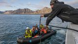 Nachhaltigkeit: Ein Schlauchboot bringt gesammelten Müll zu einem größeren Schiff