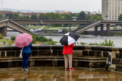 Teilweise eingestürzte Carolabrücke in Dresden