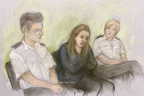 Eine Gerichtszeichnung zeigt Lucy Letby beim Prozess