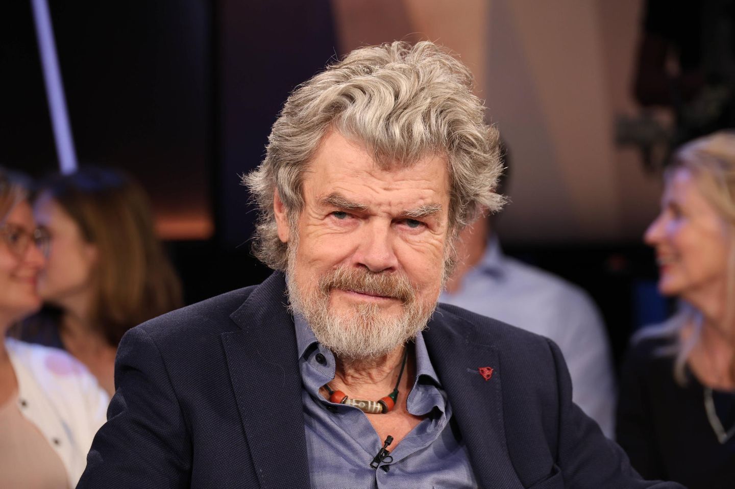 13. September 2024  Reinhold Messner ist noch immer im Fernsehen präsent. Zuletzt sprach er bei der NDR Talkshow über sein jüngst erschienenes Buch "Gegenwind. Vom Wachsen an Widerständen", in dem er von alpinistischen und privaten Höhepunkten und Rückschlägen erzählt. Erhältlich bei Anbietern wie Amazon oder Thalia