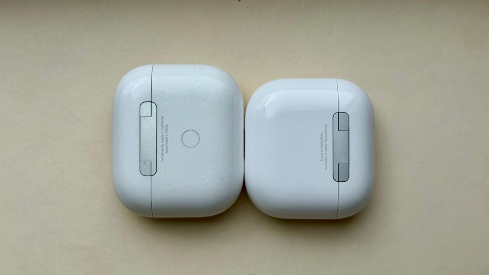 Das Case der Airpods 4 (rechts) ist deutlich kleiner als das der Vorgänger. Nach Angaben Apples ist es d<s bisher kleinste Case des Konzerns