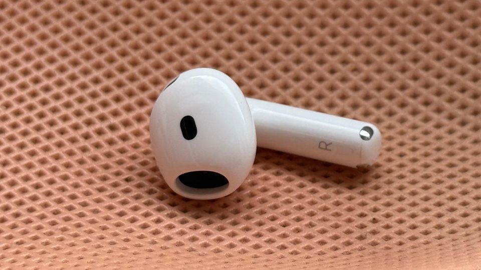 Das Design der Airpods 4 wurde von Apple optimiert, um in noch mehr Ohren gut zu sitzen
