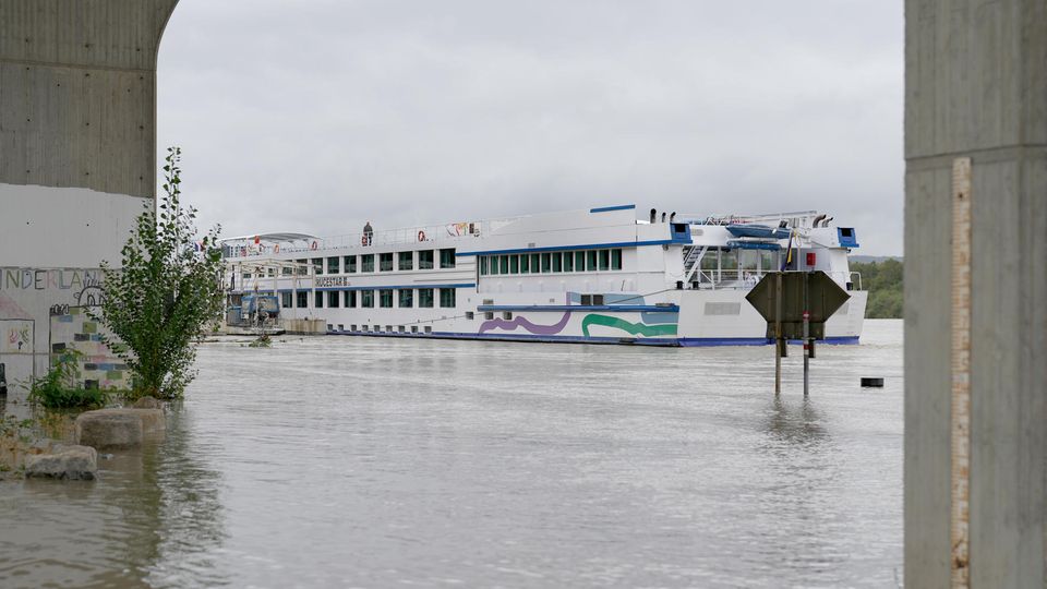Schiffe müssen auf der Donau verweilen während des Hochwassers