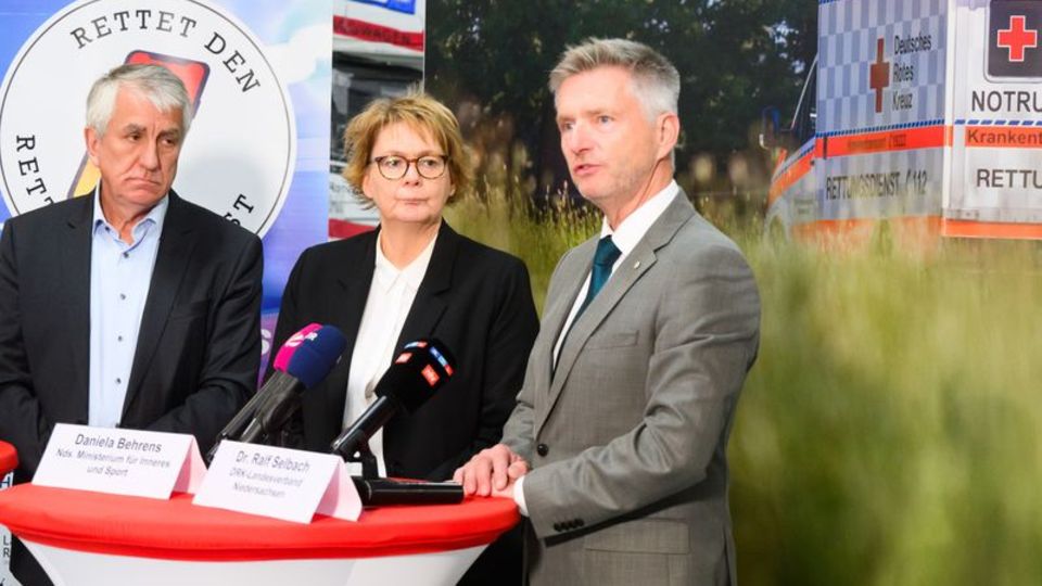 Hubert Meyer (l-r), Hauptgeschäftsführer Niedersächsischer Landkreistag (NLT), Daniela Behrens (SPD) und Ralf Selbach stehen bei