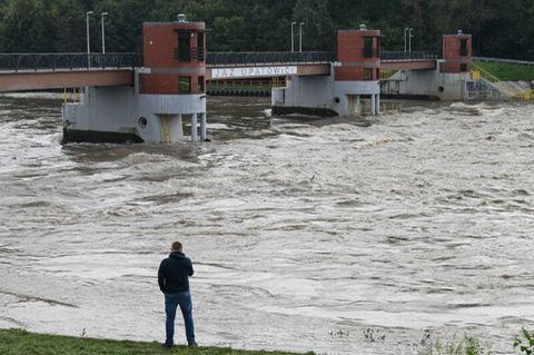 Besonders an der Grenze zu Tschechechien ist die Hochwasserlage so angespannt, dass Polen für mehrere Gebiete den Katastrophenfall ausgerufen hat