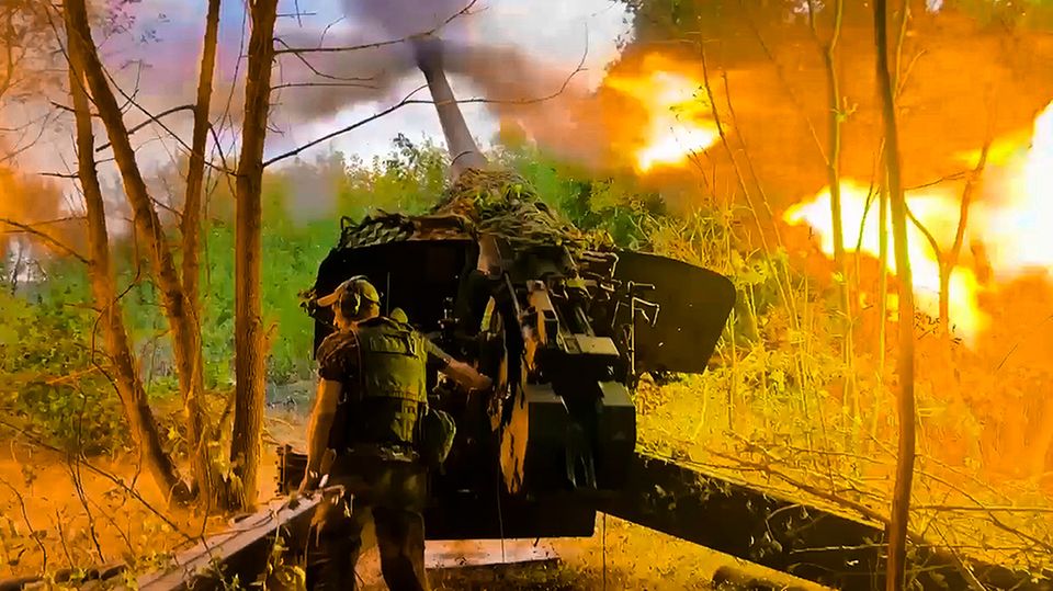 Kursk Ukraine Russland Ein russischer Soldat feuert eine Msta-B-Haubitze ab