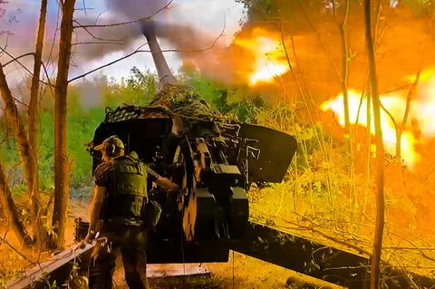 Ein russischer Soldat feuert eine Msta-B-Haubitze ab