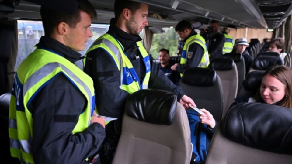 Kontrolle in einem Bus an der Grenze zwischen Frankreich und Deutschland