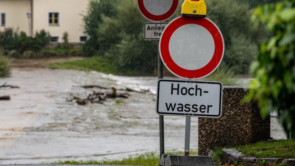 Tagelanger Dauerregen hat vielerorts Flüsse und Bäche über die Ufer treten lassen. Foto: Armin Weigel/dpa