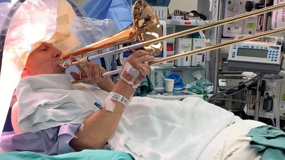 Bei Brian Rust wird ein Tremor diagnostiziert, seine Hände zittern unkontrolliert. Deshalb unterzieht er sich einer OP, bei der er ein ungewöhnliches Bild abgibt.
