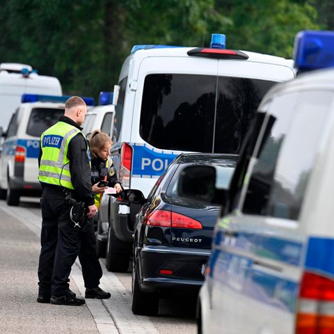 Zwei Bundespolizisten bei einer Grenzkontrolle nahe Aachen