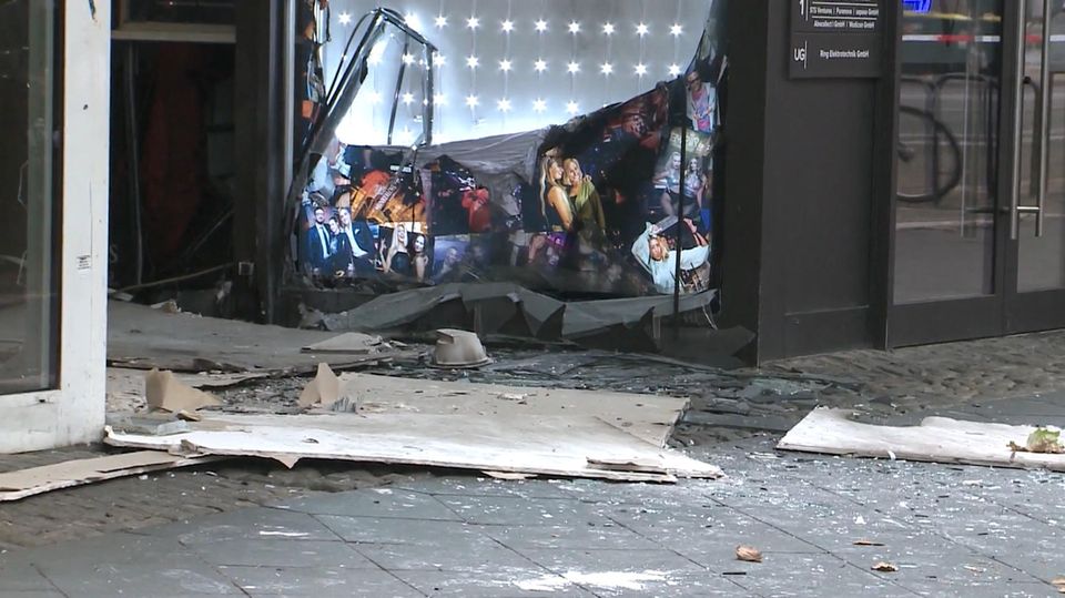 Die Polizei sucht derzeit noch nach Hinweisen auf die Täter der Explosion im Kölner Nachtclub. Laut Experten könnte die Verbrecherorganisation Mocro-Mafia dahinterstecken.