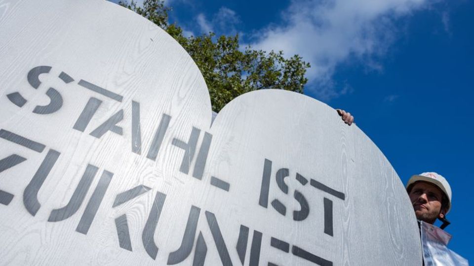 Die IG Metall sieht die Zukunft der deutschen Stahlindustrie in klimaneutral hergestelltem Stahl. Foto: Rolf Vennenbernd/dpa