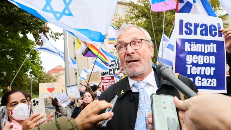 Volker Beck spricht inmitten von pro-israelischen Demonstranten nach seinem Vortrag in der Universitätsbibliothek der Technische