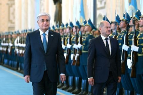 Empfang mit militärischen Ehren für Scholz in Kasachstan