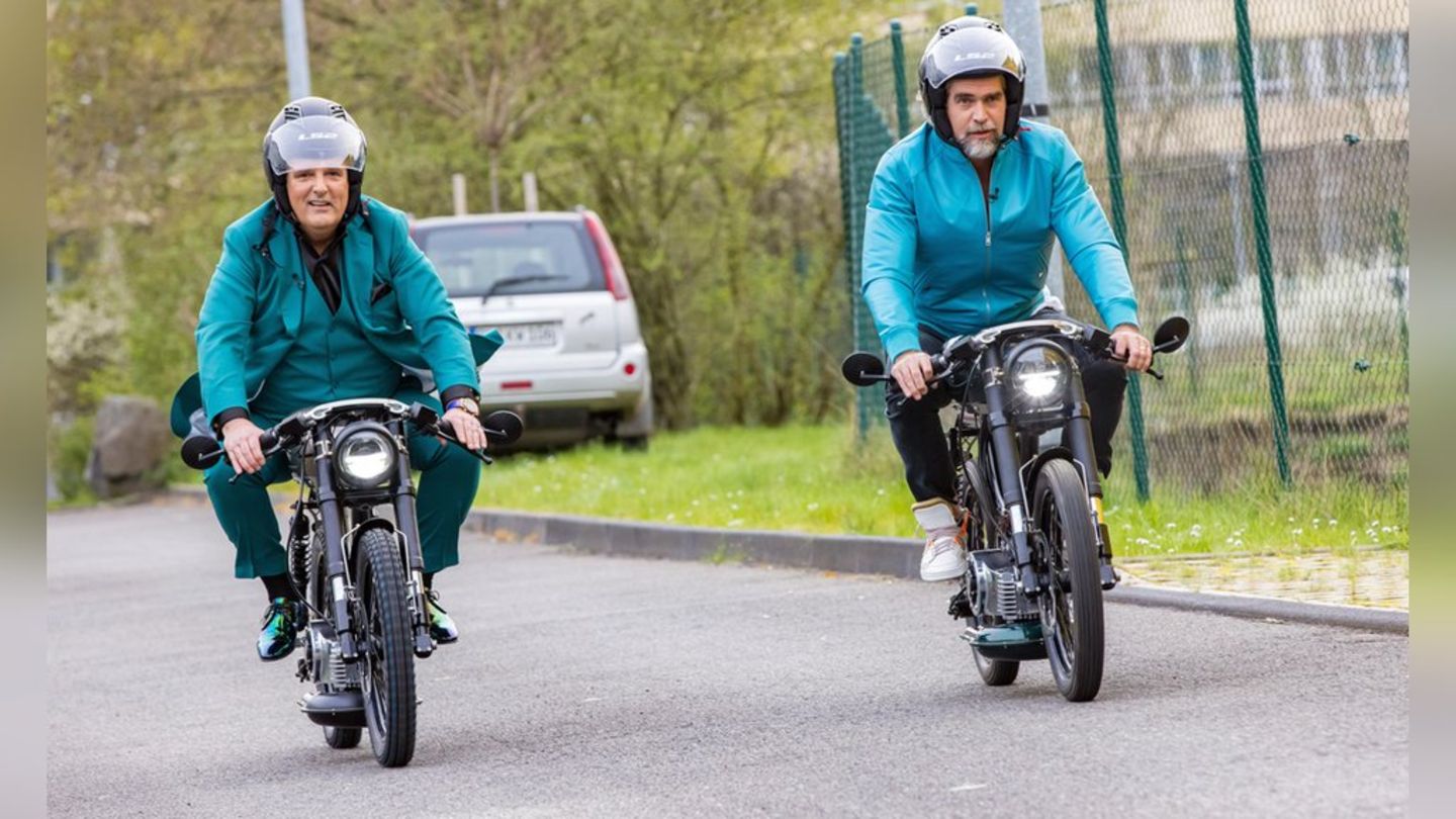 Bleifuß vor dem E-Bike-Deal: Ralf Dümmel und Nils Glagau (r.).