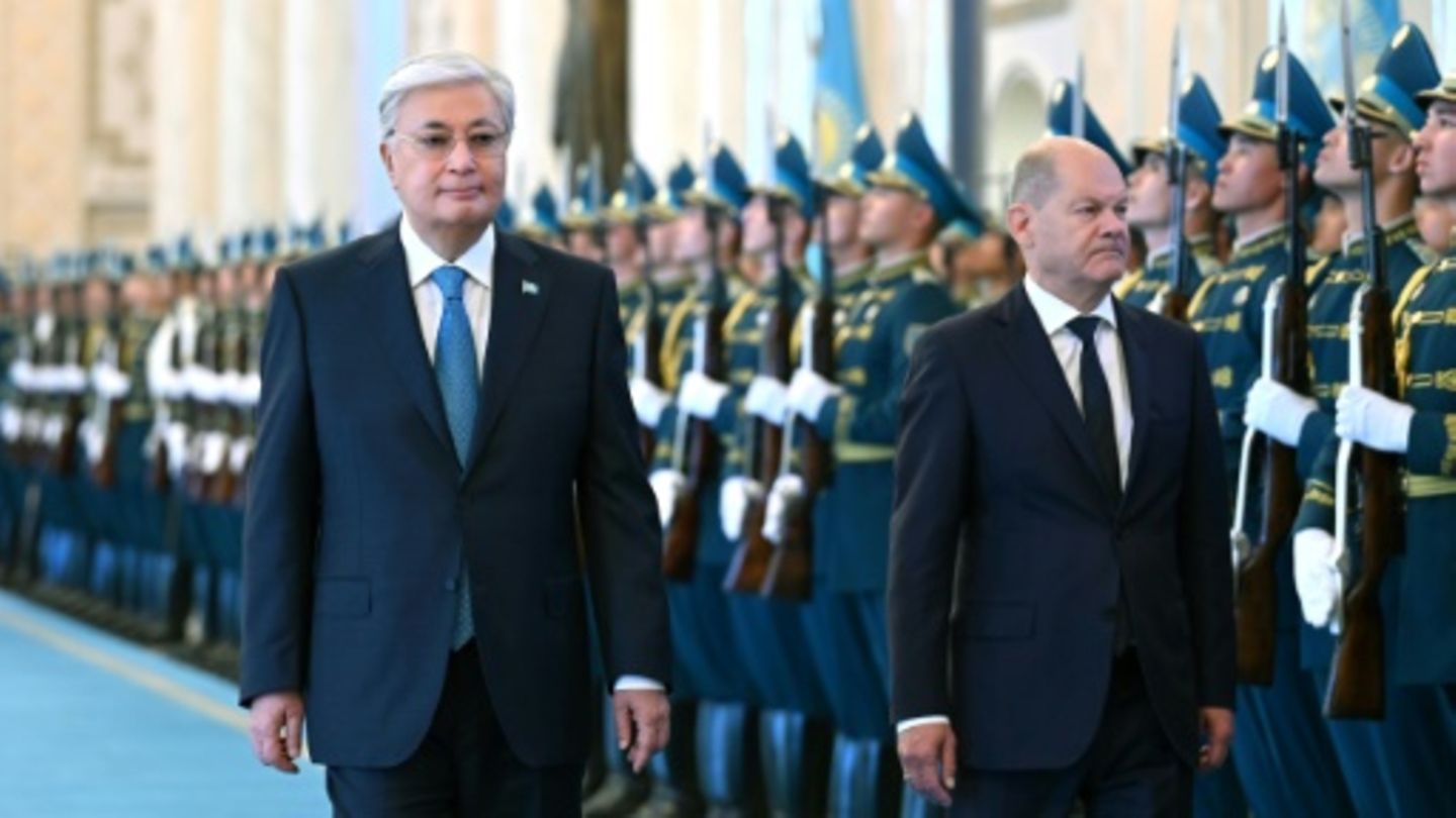 Empfang mit militärischen Ehren für Scholz in Kasachstan