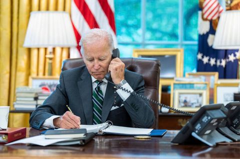 Joe Biden am Telefon