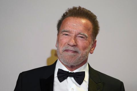 Arnold Schwarzenegger posiert im Presseraum der Oscar-Verleihung im Dolby Theatre in Los Angeles
