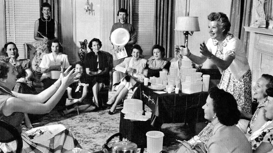 Brownie Wise in Aktion: Tupperware-Party in den 1950er Jahren.