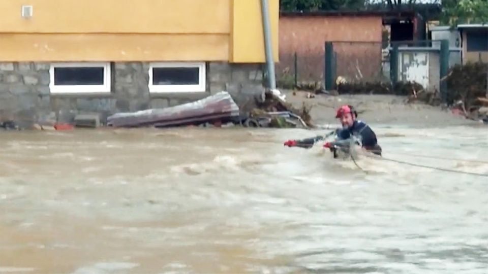 Immer noch herrschen verherrende Zustände nach den massiven Überflutungen. Das erlebt ein Retter der Feuerwehr am eigenen Leib, als er versucht, durch die Wasserströme zu gelangen.