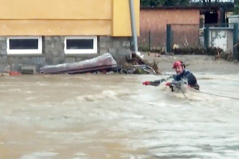 Immer noch herrschen verherrende Zustände nach den massiven Überflutungen. Das erlebt ein Retter der Feuerwehr am eigenen Leib, als er versucht, durch die Wasserströme zu gelangen.