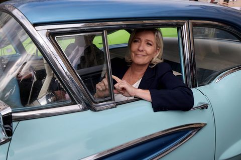 Hat derzeit gut lachen: Marine Le Pen, hier auf einer Pariser Oldtimermesse