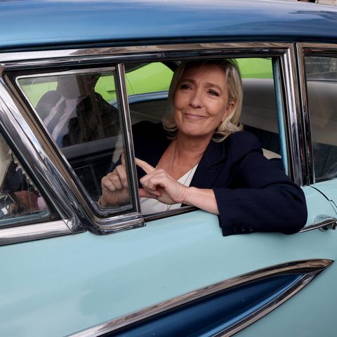 Hat derzeit gut lachen: Marine Le Pen, hier auf einer Pariser Oldtimermesse