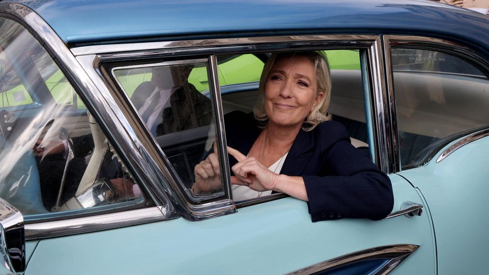 Hat derzeit gut lachen: Marine Le Pen, hier auf einer Pariser Oldtimermesse