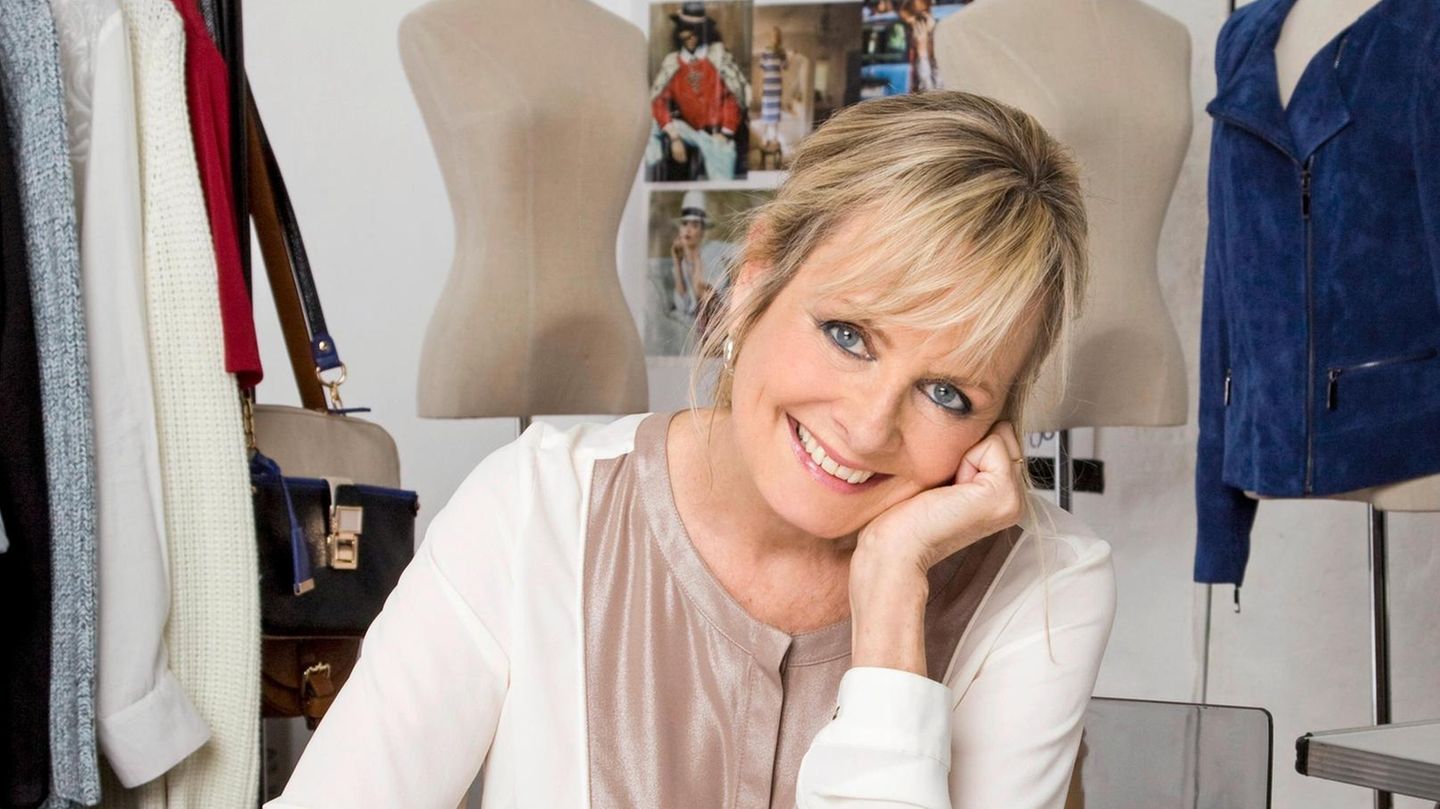 Twiggy an ihrem Schreibtisch in ihrem Büro in London