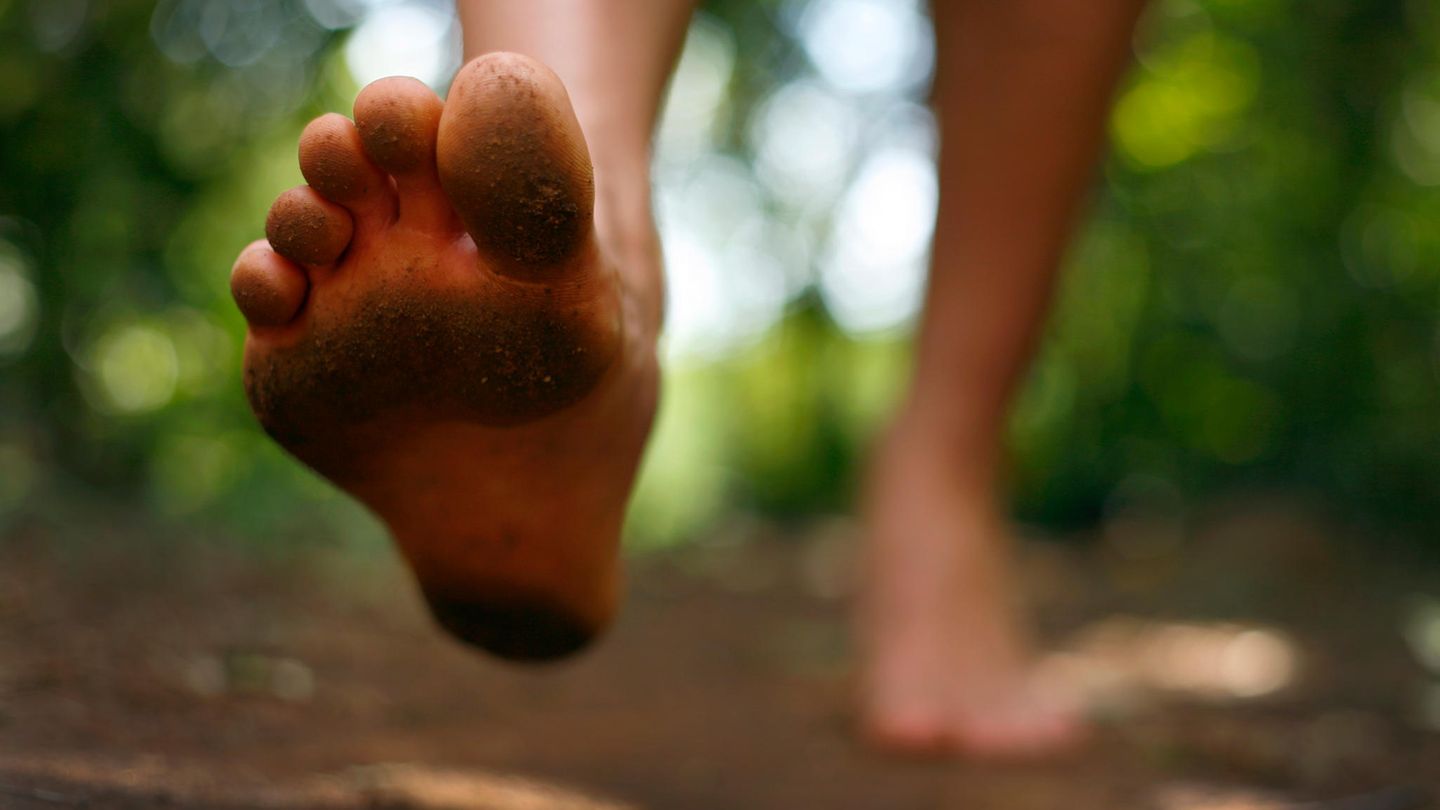 Walking barefoot: How to treat feet appropriately