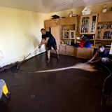 Ein Wohnzimmer voller Schlamm