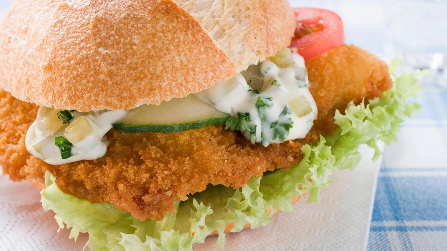 Die Nummer 1 des Rankings hat seinen Ursprung in Österreich: das Schnitzel. Laut einer Theorie kam das Rezept mit Feldmarschall Radetzky von Italien nach Österreich. Es wird gesagt, dass Radetzky von der italienischen Methode, Fleisch in Brotkrumen zu wenden und zu braten (Cotoletta alla Milanese), beeindruckt war und das Rezept 1857 an den österreichischen Kaiserhof brachte.