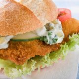 Die Nummer 1 des Rankings hat seinen Ursprung in Österreich: das Schnitzel. Laut einer Theorie kam das Rezept mit Feldmarschall Radetzky von Italien nach Österreich. Es wird gesagt, dass Radetzky von der italienischen Methode, Fleisch in Brotkrumen zu wenden und zu braten (Cotoletta alla Milanese), beeindruckt war und das Rezept 1857 an den österreichischen Kaiserhof brachte.