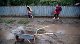 Schlamm nach dem Hochwasser auf einer Straße in Rumänien