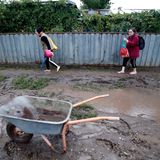 Schlamm nach dem Hochwasser auf einer Straße in Rumänien