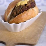 Eine psychologische Theorie besagt: Was wir lieben, geben wir Spitznamen. Demnach müsste die Frikadelle eigentlich auf Platz 1 des Rankings sein. Je nach Region wird sie Bulette, Fleischpflanzerl, Fleischküchle, Klopse, Bratklops, Fleischlaberl oder Hackbällchen genannt. In der Regel wird Rind- oder Schweinefleisch (oder eine Mischung aus beidem) mit Zwiebeln, Brot oder Brötchen, Eiern und Gewürzen wie Salz, Pfeffer und oft Majoran vermengt. Diese Mischung wird dann zu flachen, runden oder ovalen Pattys geformt und gebraten, bis sie eine goldbraune Farbe erhalten.