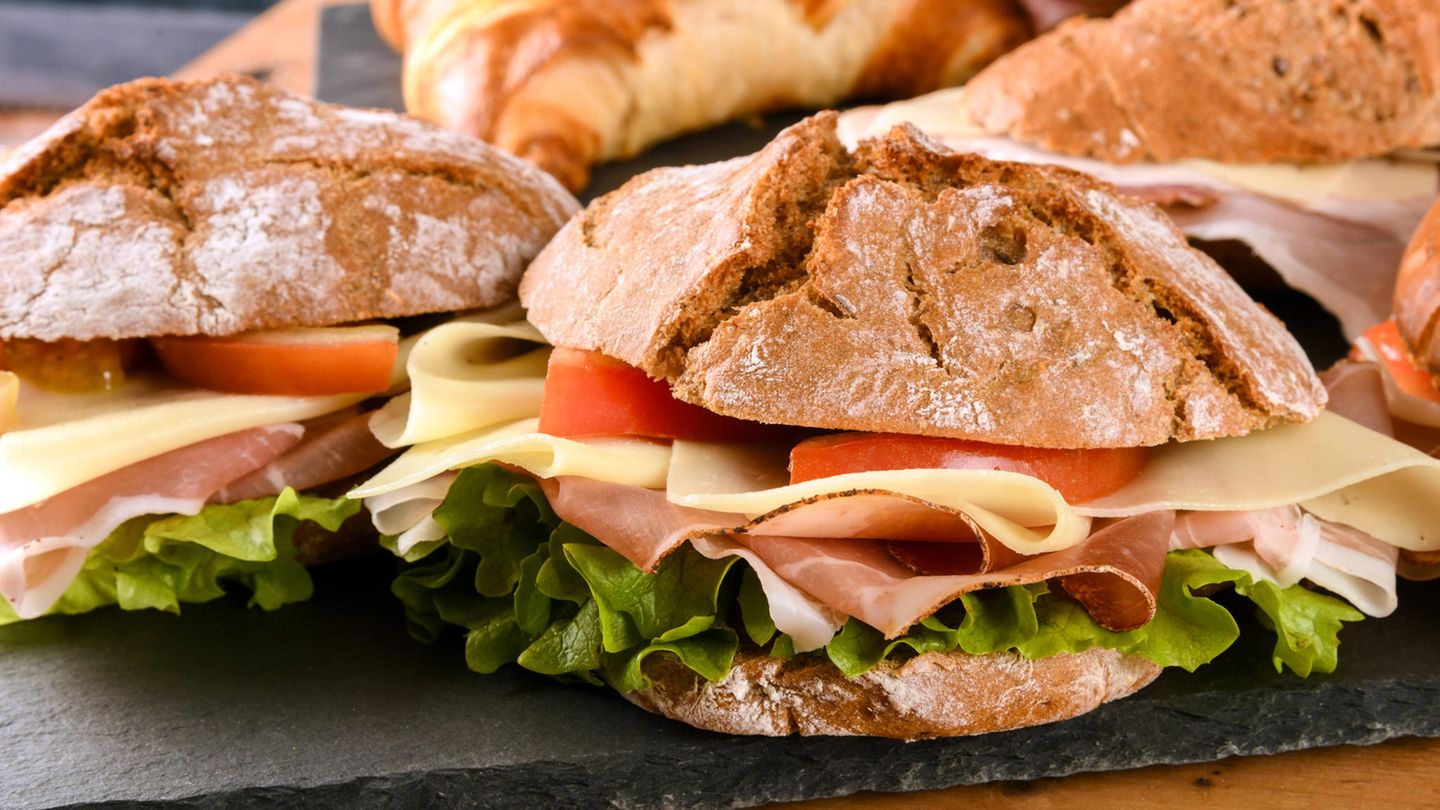 Sie kommen in allen Formen und mit allen Arten von Aufschnitten: belegte Brötchen. Dass Bäckereien sie oft nur zur Hälfte belegen, tut ihrer Beliebtheit keinen Abbruch. Im Ranking landen sie auf Platz 2. Als Ursprung des belegten Brötchens gelten Kanapees, kleines, dekoratives Fingerfood, das traditionell aus einer Basis mit einer schmackhaften Beilage serviert wird. Diese Beilagen können eine Vielzahl von Zutaten umfassen, wie Fleisch, Fisch, Käse, Gemüse, und werden oft mit einer Art Sauce oder Garnitur ergänzt – so wie der heutige Snack.