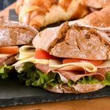 Sie kommen in allen Formen und mit allen Arten von Aufschnitten: belegte Brötchen. Dass Bäckereien sie oft nur zur Hälfte belegen, tut ihrer Beliebtheit keinen Abbruch. Im Ranking landen sie auf Platz 2. Als Ursprung des belegten Brötchens gelten Kanapees, kleines, dekoratives Fingerfood, das traditionell aus einer Basis mit einer schmackhaften Beilage serviert wird. Diese Beilagen können eine Vielzahl von Zutaten umfassen, wie Fleisch, Fisch, Käse, Gemüse, und werden oft mit einer Art Sauce oder Garnitur ergänzt – so wie der heutige Snack.