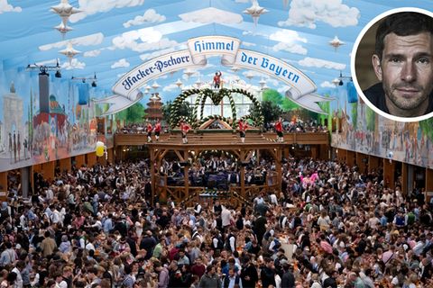 Zahlreiche Gäste feiern im Hacker-Festzelt den Beginn der Wiesn