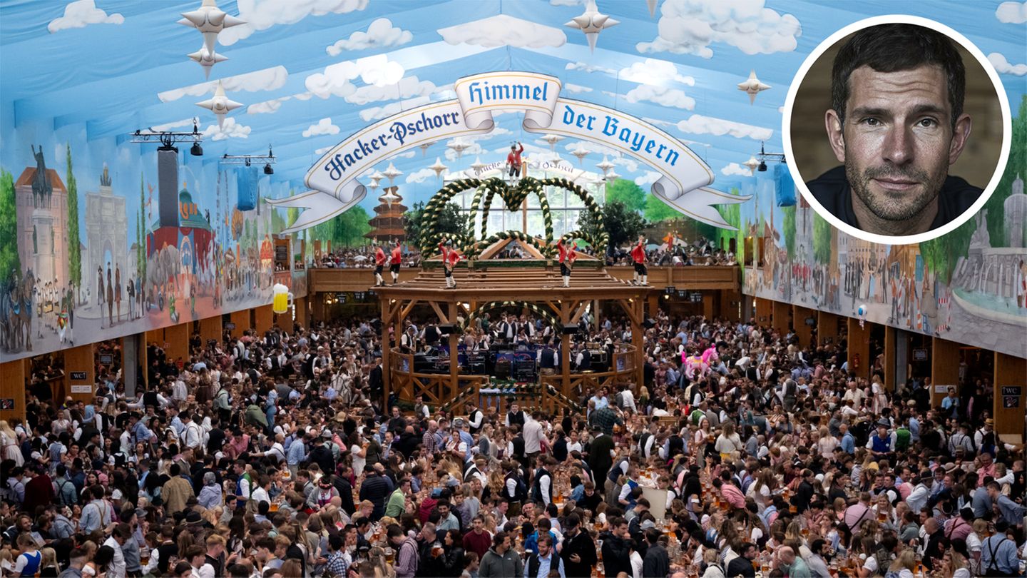 Zahlreiche Gäste feiern im Hacker-Festzelt den Beginn der Wiesn