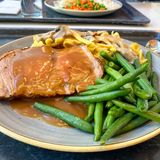 Deutsche Hausmannskost lässt sich in drei Worten beschreiben: einfach, nahrhaft, sättigend. Sie setzt auf Zutaten, die auf dem Land üblich und leicht verfügbar sind, wie Kartoffeln, Kohl, Rüben und Fleisch, oft in Form von Würsten. Typische Gerichte der deutschen Hausmannskost sind zum Beispiel Schweinebraten (Bild), Eisbein mit Sauerkraut, Bratkartoffeln, Eintöpfe und verschiedene Arten von Würsten wie die Bratwurst.