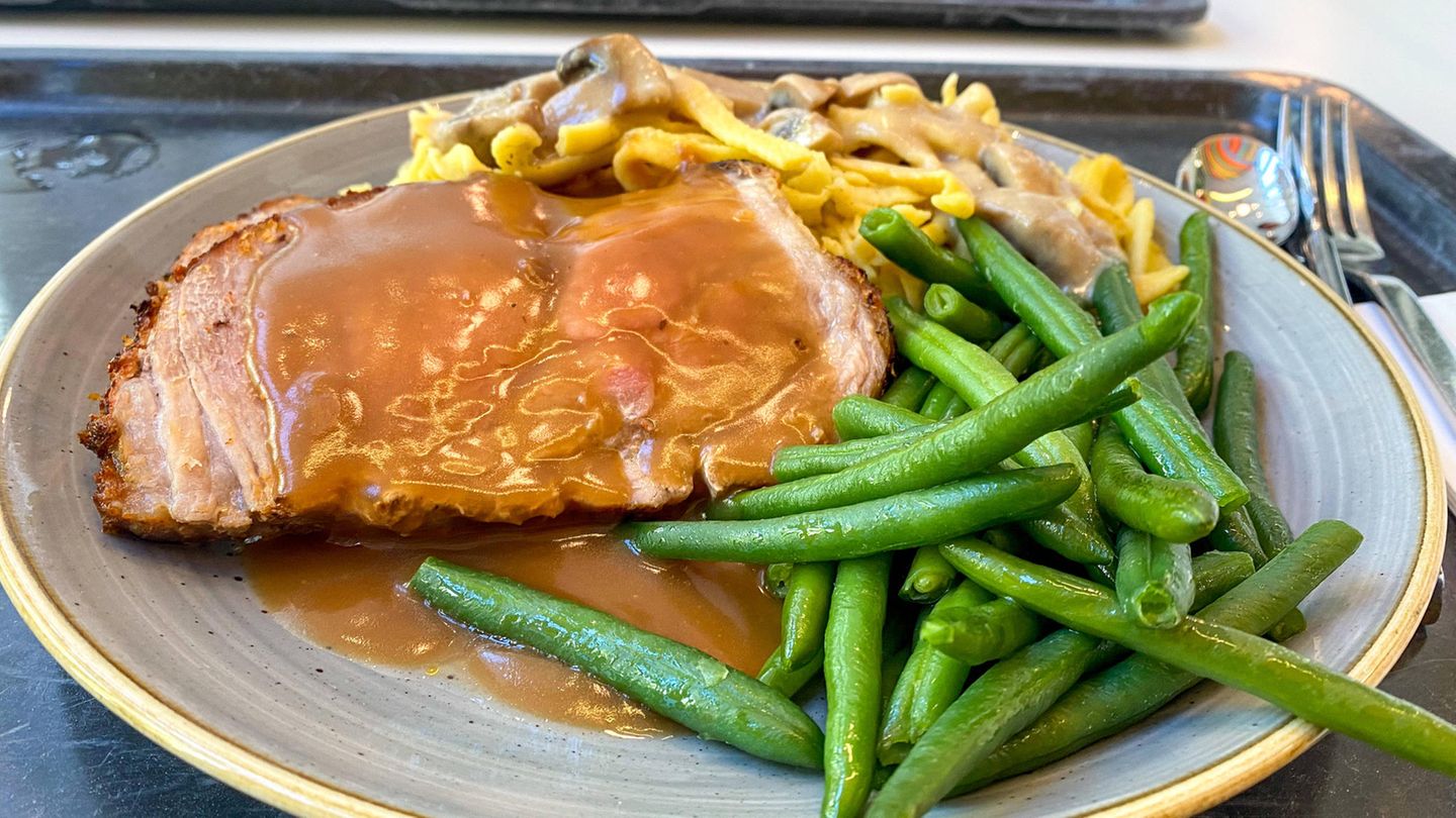 Deutsche Hausmannskost lässt sich in drei Worten beschreiben: einfach, nahrhaft, sättigend. Sie setzt auf Zutaten, die auf dem Land üblich und leicht verfügbar sind, wie Kartoffeln, Kohl, Rüben und Fleisch, oft in Form von Würsten. Typische Gerichte der deutschen Hausmannskost sind zum Beispiel Schweinebraten (Bild), Eisbein mit Sauerkraut, Bratkartoffeln, Eintöpfe und verschiedene Arten von Würsten wie die Bratwurst.