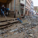 Schlamm und Geröll in einer Fußgängerzone