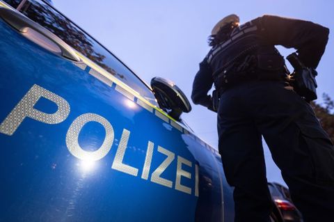 Eine 28-Jährige ist wegen Bestechung eines Berliner Polizei-Beamten angeklagt worden. (Symboldbild)