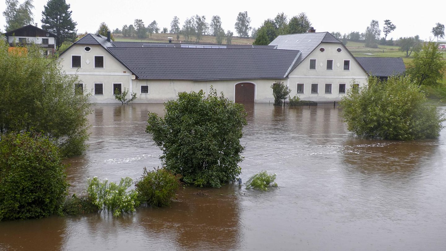 Ein großes haus steht im Wasser
