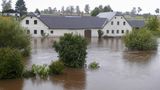 Ein großes haus steht im Wasser