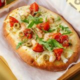 Es heißt, die klassische "Pizza Margherita" sei 1889 zu Ehren der Königin Margherita von Italien kreiert worden, wobei die Farben der italienischen Flagge repräsentiert wurden: Rot durch die Tomatensauce, Weiß durch den Mozzarella-Käse und Grün durch frische Basilikumblätter. Heute ist sie auf der ganzen Welt in den unterschiedlichsten Variationen bekannt und belegt Platz 6 im Ranking.