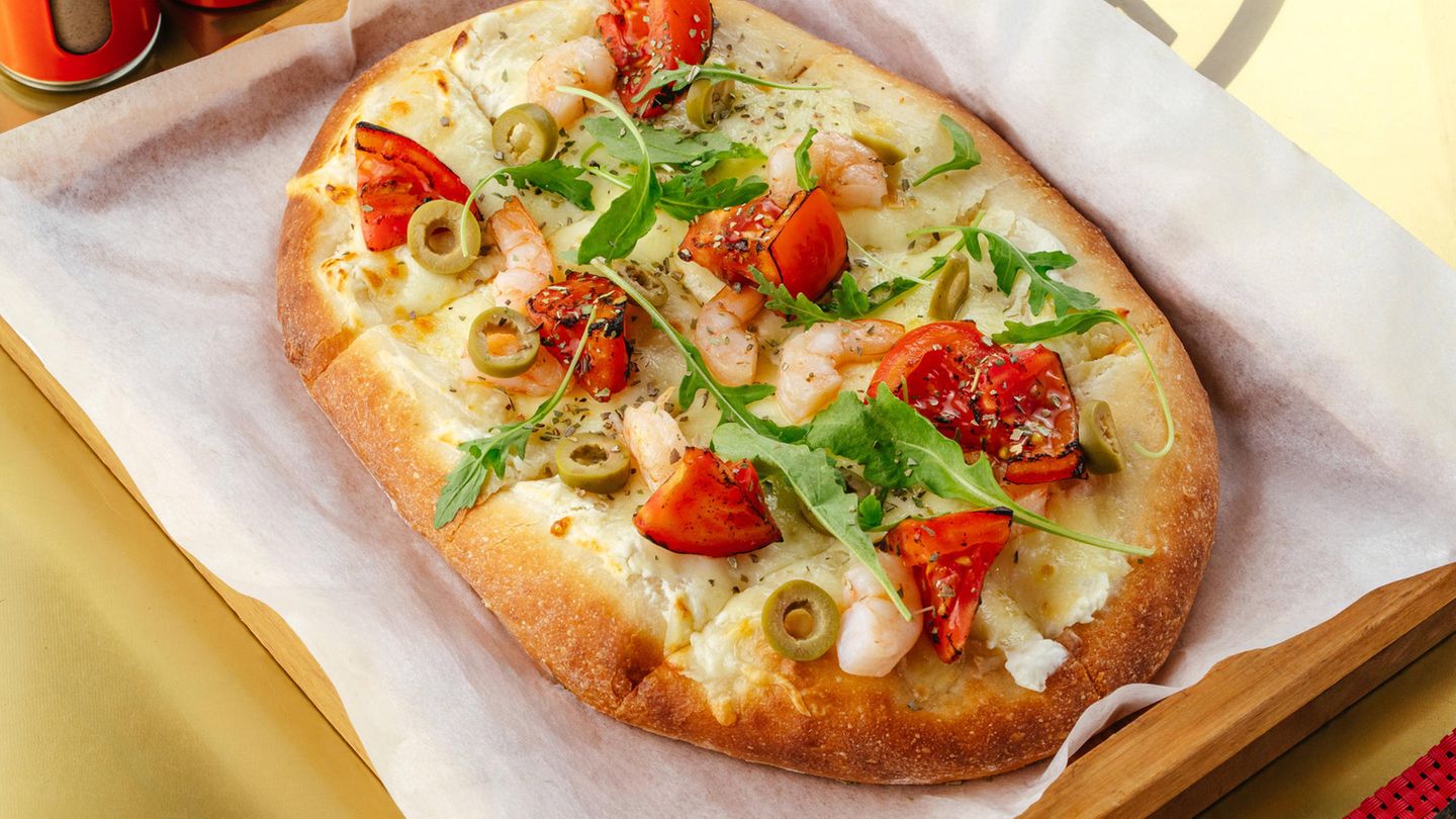 Es heißt, die klassische "Pizza Margherita" sei 1889 zu Ehren der Königin Margherita von Italien kreiert worden, wobei die Farben der italienischen Flagge repräsentiert wurden: Rot durch die Tomatensauce, Weiß durch den Mozzarella-Käse und Grün durch frische Basilikumblätter. Heute ist sie auf der ganzen Welt in den unterschiedlichsten Variationen bekannt und belegt Platz 6 im Ranking.