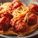 Woher sie ursprünglich stammt, ist unklar, beliebt ist sie auf der ganzen Welt: Pasta. Einige Theorien deuten darauf hin, dass ihre Grundform möglicherweise aus alten nahöstlichen Küchen stammt, wo Teig aus Wasser und Getreide zu Brot oder Nudeln verarbeitet wurde. Die moderne Pasta, wie wir sie kennen, wird jedoch typischerweise mit Italien in Verbindung gebracht. Es wird oft angenommen, dass Marco Polo die Pasta im 13. Jahrhundert von Asien nach Italien brachte, doch gibt es auch davor schon Beweise für die Existenz von Nudelgerichten in Italien.